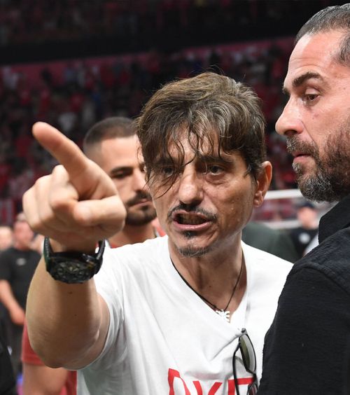 Scandal monstru în Grecia  Guvernul amenință că suspendă campionatul după violențele de la Olympiacos - Panathinaikos!   Patronul a ajuns în cătușe